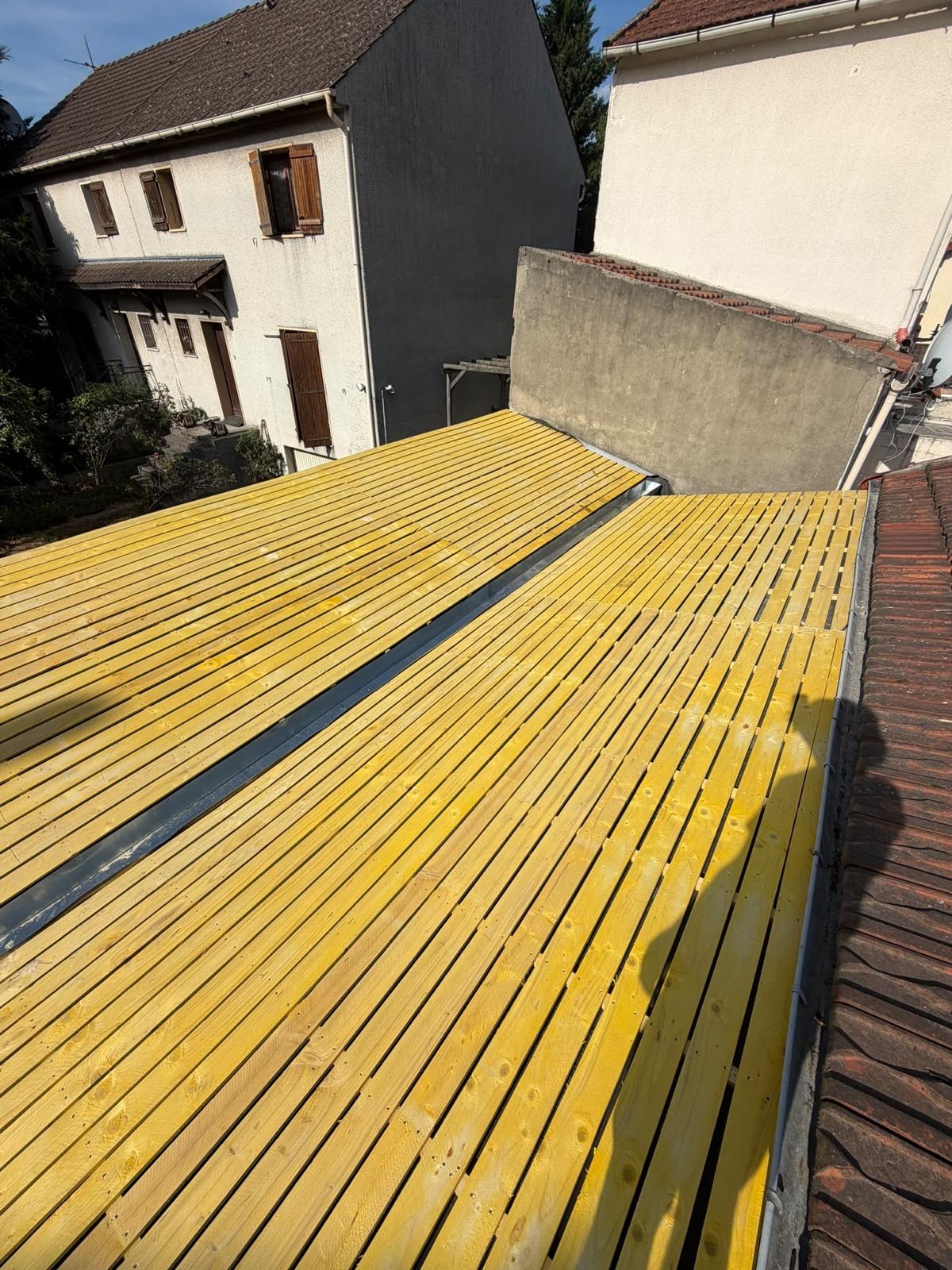 Pose de tuiles mécaniques et plates sur toiture en pente
