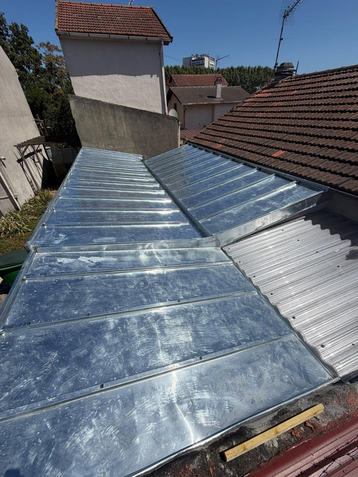 Artisans posant des tuiles sur une toiture en rénovation